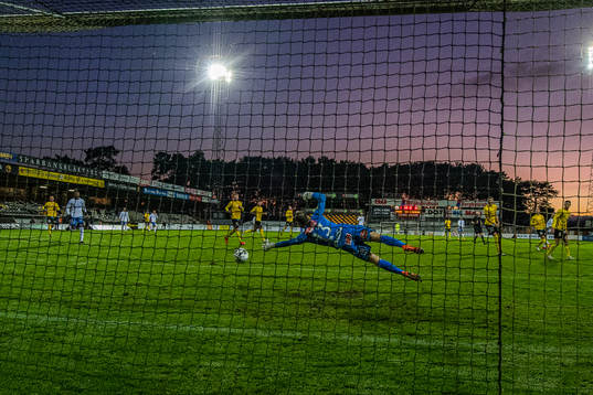 Mjällbys målvakt Carl-Johan Eriksson  räddar