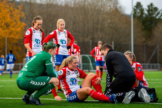 Joanna Aalstad Bækkelund of Lyn with an injury
