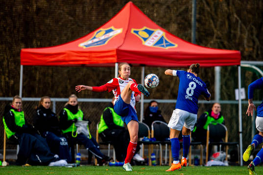 Emilie Raaum Closs of Lyn and Sherida Spitse of Vålerenga