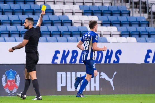 IFK Göteborg Emil Holm får gult kort