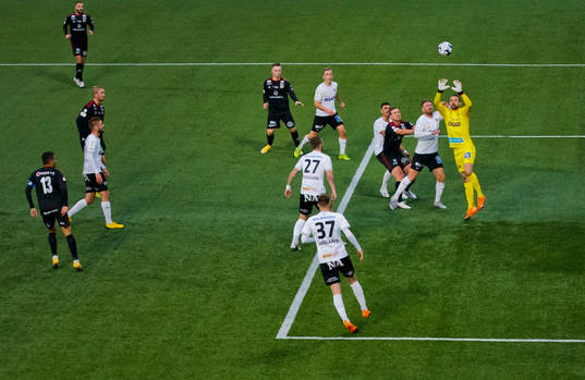 Örebros målvakt Oscar Jansson räddar ett skott