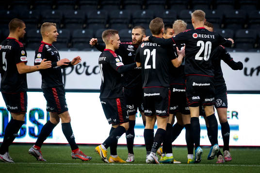 Kalmarspelarna jublar vid Örebrosjälvmål till 0-1