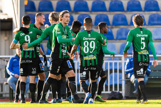 Varbergs Astrit Selmani jublar med lagkamrater