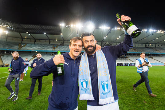 Malmö FFs Eric Larsson och Behrang Safari jublar över