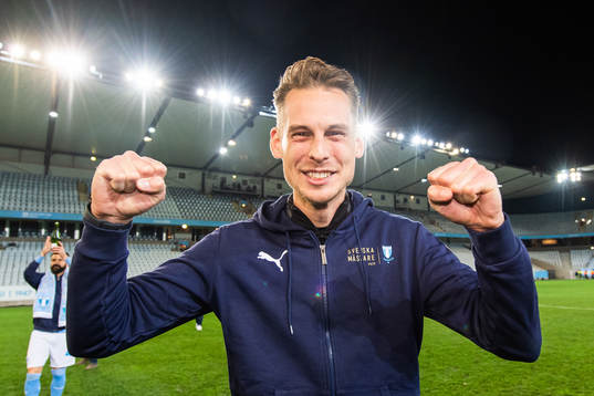 Malmö FFs assisterande tränare Daniel Bäckström jublar