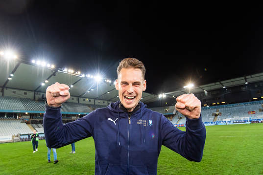 Malmö FFs assisterande tränare Daniel Bäckström jublar