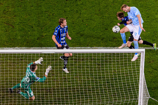 Malmö FFs  Ola Toivonen gör 3-0 bakom Sirius målvakt
