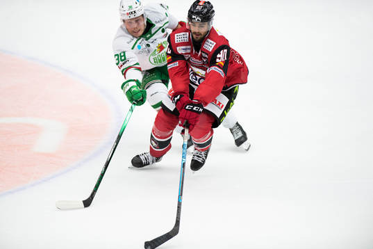 Malmö Redhawks Joe Veleno och Rögles Erik Andersson