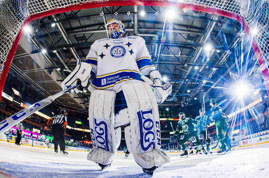 Leksands målvakt Janne Juvonen deppar och Färjestads