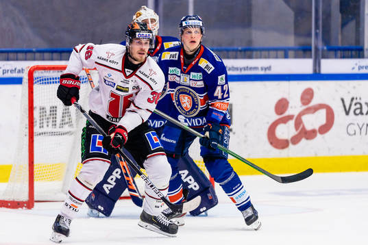 Örebros Emil Larsson framför Växjös Teemu Eronen