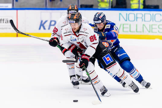 Örebros Mathias Bromé jagas av Växjös Jack Drury