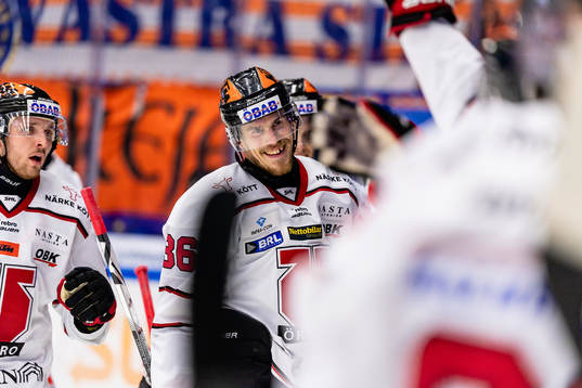 Örebros Emil Larsson jublar