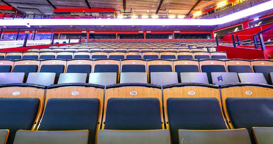 Tomma läktarplatser i SAAB Arena före ishockeymatchen i
