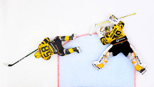 Skellefteås Oscar Nilsson och målvakt Gustaf Lindvall
