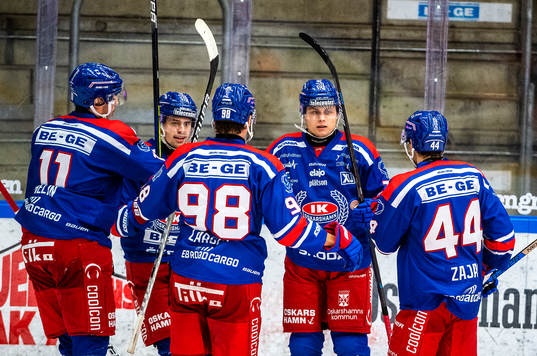 Oskarshamns John Dahlström jublar med lagkamrater