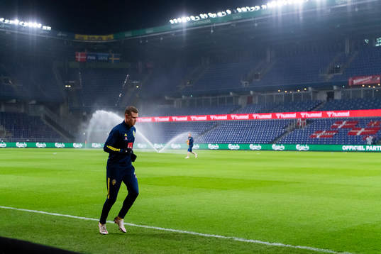 Viktor Claesson of Sweden warms up