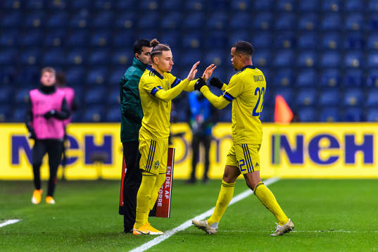 Jordan Larsson changes with Robin Quaison of Sweden