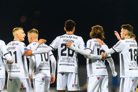 Sirius Joakim Persson jublar med lagkamrater