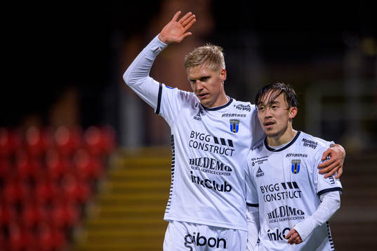 Sirius André Österholm jublar med Yukiya Sugita