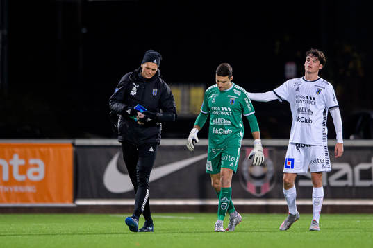 Sirius målvakt Jonathan Viscosi lämnar planen