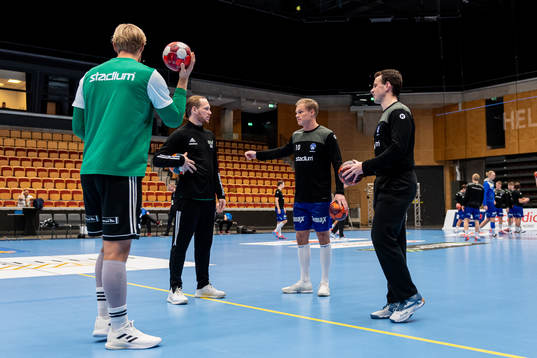 Helsingborgs och Hallbys spelare i samtal med varandra