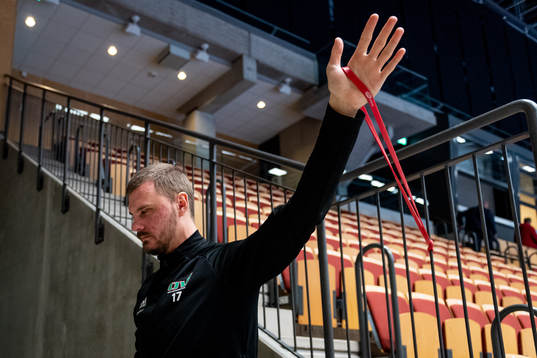 Helsingborgs målvakt Michael Andersson stretchar