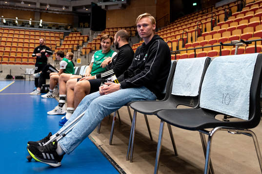 Helsingborgs Albert Månsson sitter med kryckor på