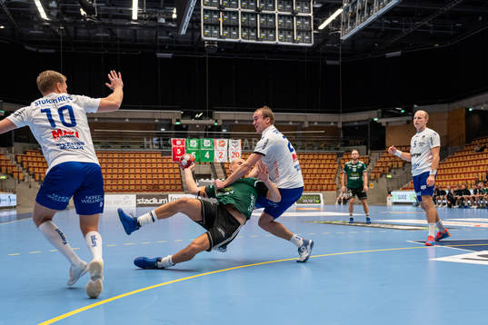 Helsingborgs Viktor Hedin mot Hallbys försvarare