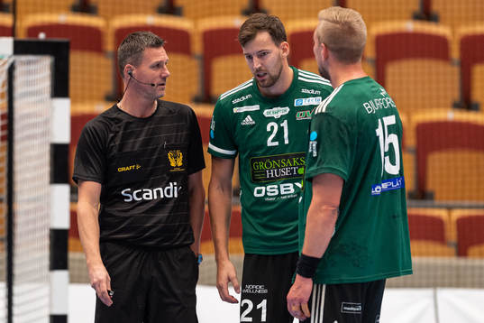 Domare Niclas Widell i samtal med Helsingborgs Mattias