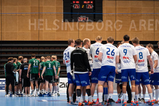 Helsingborg och Hallbys spelare i en timeout