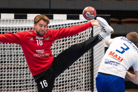 Helsingborgs målvakt Linus Olsson med en straffräddning