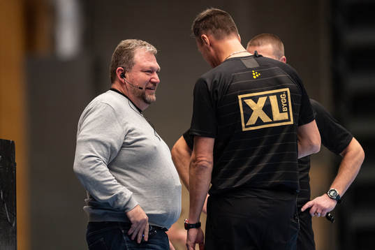 Delegat Mikael Thelander i samtal med domarna Niclas Widell
