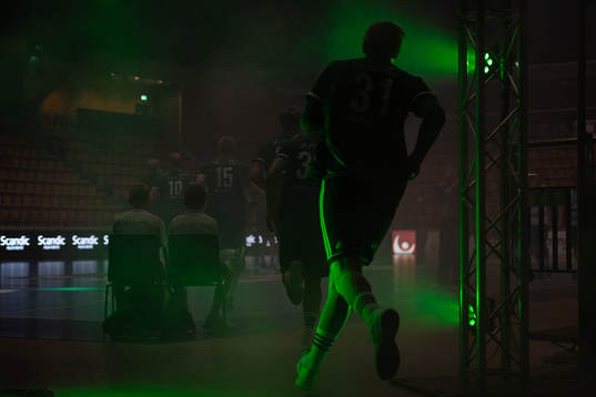 Helsingborgs spelare gör entré till handbollsmatchen i