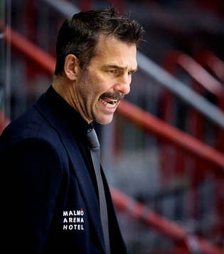 Malmö Redhawks assisterande tränare Andreas Lilja deppar
