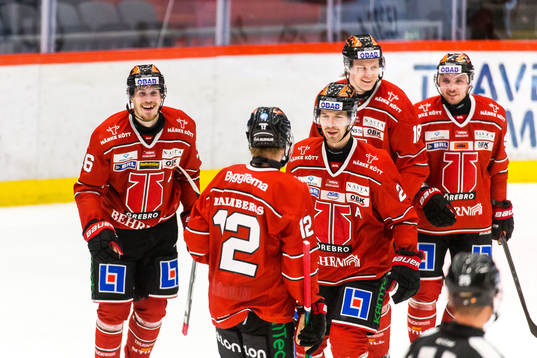 Örebros Emil Larsson jublar