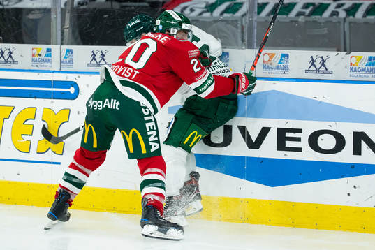 Frölundas Joel Lundqvist tacklar Färjestads Martin
