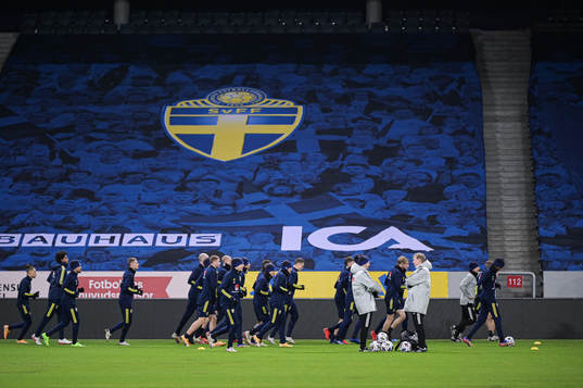 Assistant coach Peter Wettergren and players of the Swedish