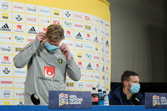 Assistant coach Peter Wettergren and Marcus Berg of the
