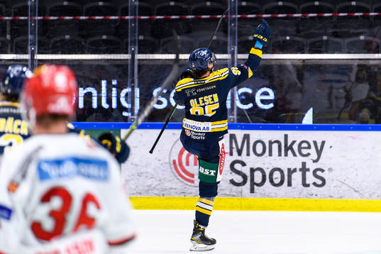 Södertäljes Nick Olesen jublar