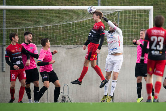 Trollhättans Markus Johansson nickar in 1-1 målet bakom