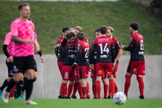 Trollhättans Markus Johansson jublar medan Lunds spelare