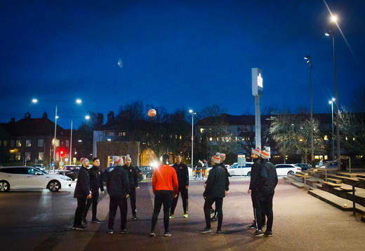 Örebrospelarna värmer upp med fotboll