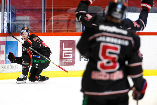 Örebros Robert Leino jublar