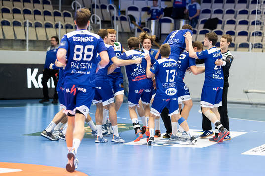 Alingsås spelare jublar