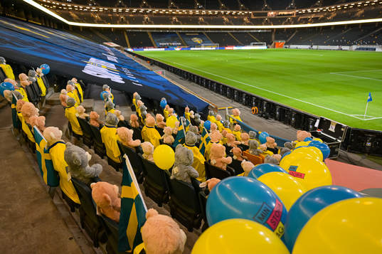 Teddy bears are placed out in the stands for Min stora dag