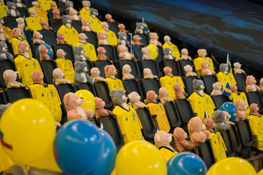 Teddy bears are placed out in the stands for Min stora dag