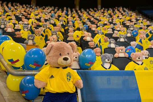 Teddy bears are placed out in the stands for Min stora dag