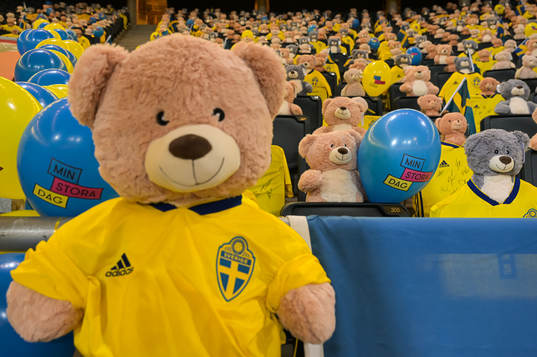 Teddy bears are placed out in the stands for Min stora dag
