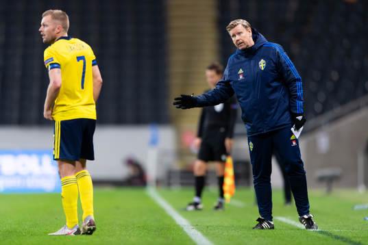 Sebastian Larsson talks to Peter Wettergren, head coach of