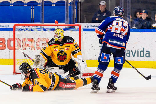 Växjös Robert Rosén gör mål 3-2 bakom Luleås målvakt